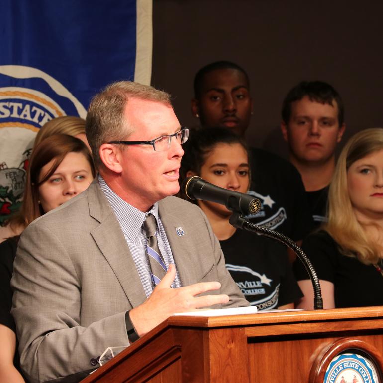 With GSC students standing by, Dr. Tracy Pellett makes an announcement regarding lower residential and commuter meal plans